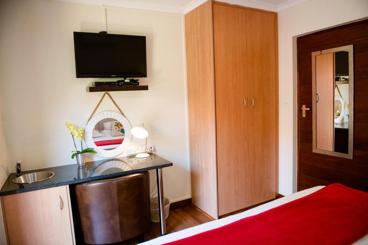 Hotel 37 On Charles Pretoria-Noord Esterno foto